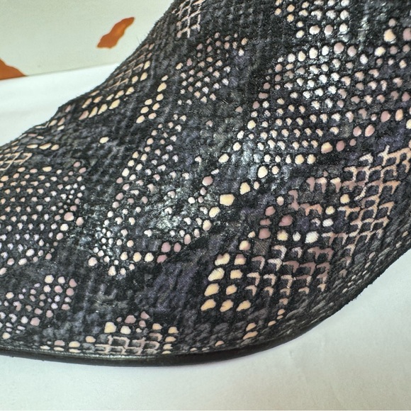 Donald J. Pliner slip on mule, kitten heel. - Picture 8 of 9